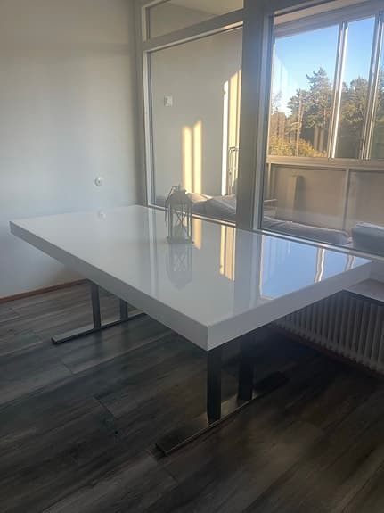 Modernt vitt matbord