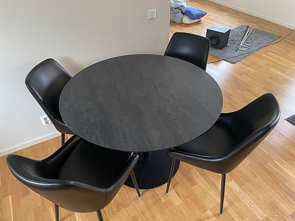 Matgrupp Sharp med 4st stolar som heter Leon