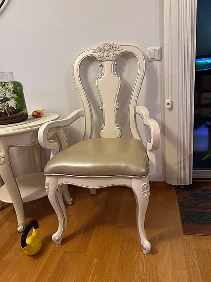Elegant Klassisk stol i trä med lädersits + runt sidobord