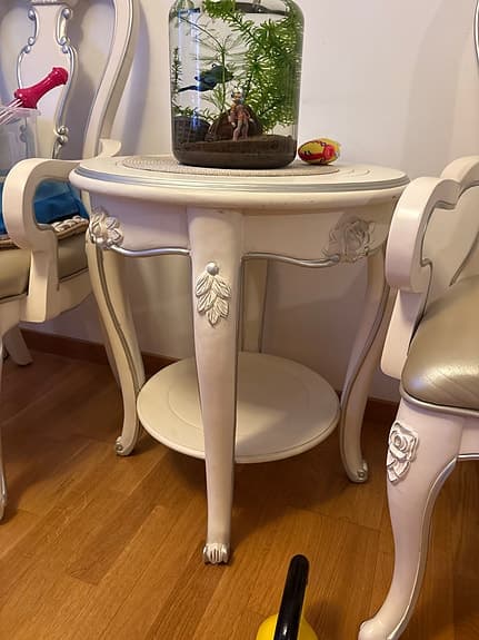Elegant Klassisk stol i trä med lädersits + runt sidobord