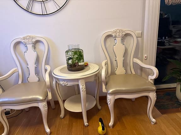 Elegant Klassisk stol i trä med lädersits + runt sidobord
