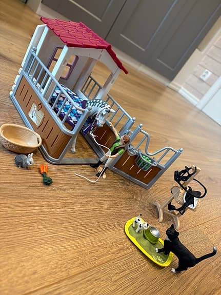 Schleich Hästlekset med box, hästar och figurer