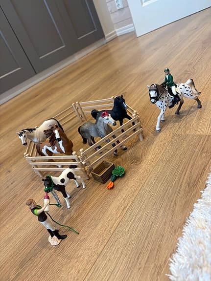 Schleich Hästlekset med box, hästar och figurer