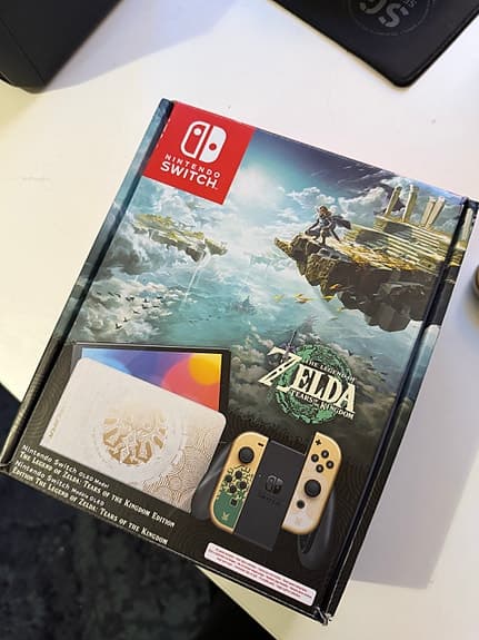 Nintendo Switch OLED konsol The Legend of Zelda Tears of the Kingdom edition