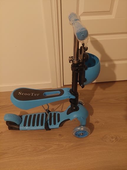 3-i-1 Scooter med säte och förvaring