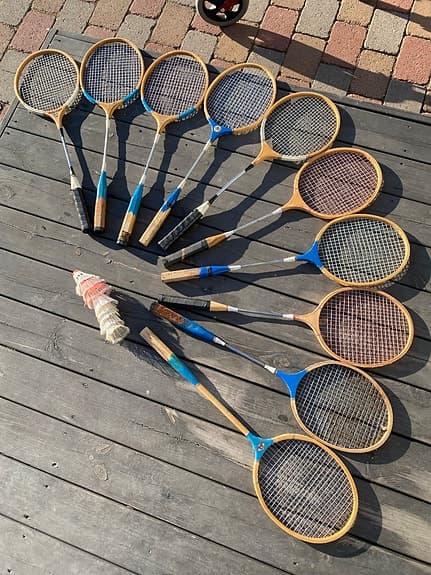 Vintage 10 st. Badmintonracket och några bollar