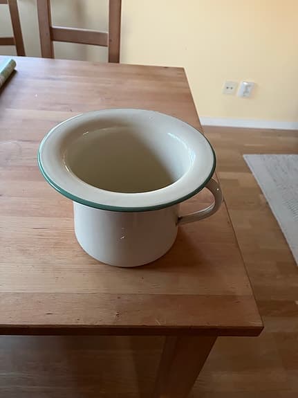 Potta emalj vit med grön kant