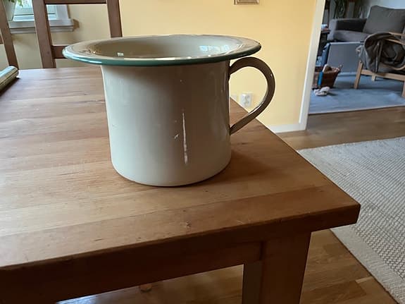 Potta emalj vit med grön kant