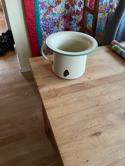 Potta emalj vit med grön kant
