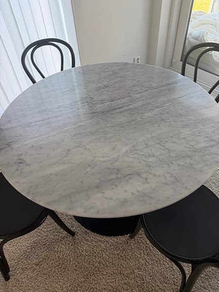 Runt matbord från GUBI 2.0 med Marmor skiva - Bianco Carrara  Ink. 4 stolar