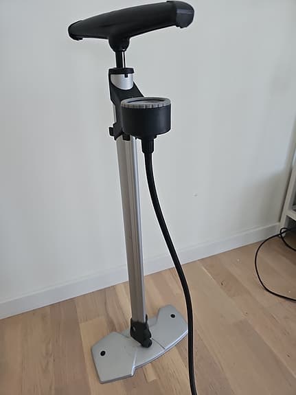 Cykelpump med fotplatta och tryckmätare