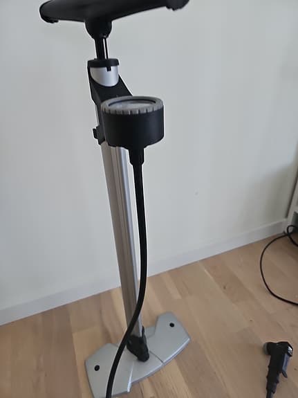 Cykelpump med fotplatta och tryckmätare