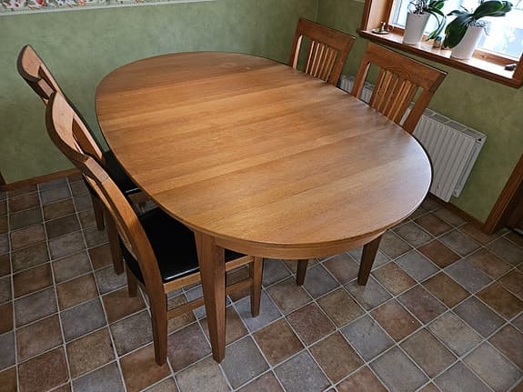 Matgrupp ovalt matbord med stolar oljad ek