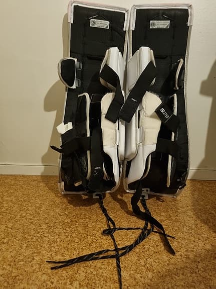 Hockeyutrustning målvaktsbenskydd