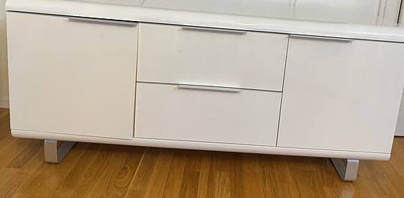 Vit förvaringsbänk med lådor och skåp