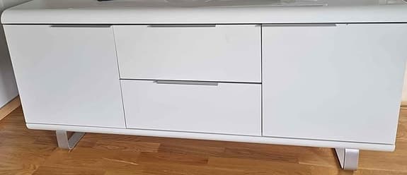 Vit förvaringsbänk med lådor och skåp