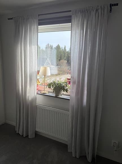 Två ljusgrå gardinlängder i 100% linne