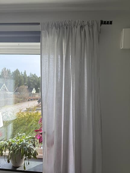 Två ljusgrå gardinlängder i 100% linne