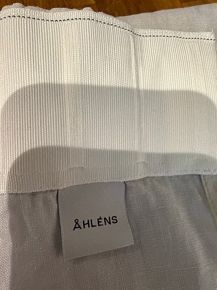 Två ljusgrå gardinlängder i 100% linne
