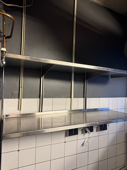 Rostfria hyllplan på ställbara skenor