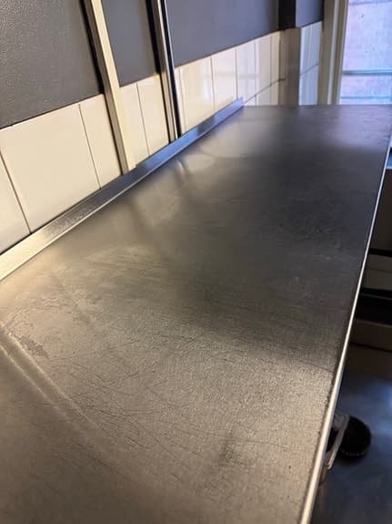 Rostfria hyllplan på ställbara skenor