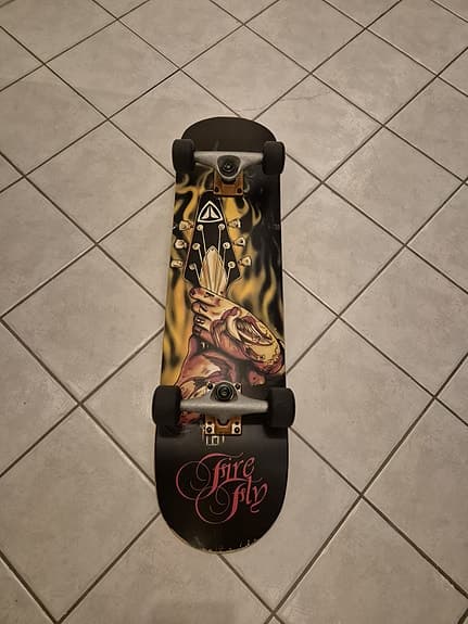 True Fly skateboard svart med grafiskt motiv