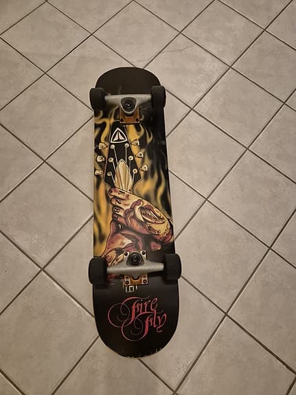 True Fly skateboard svart med grafiskt motiv
