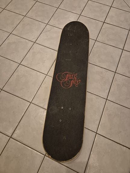 True Fly skateboard svart med grafiskt motiv