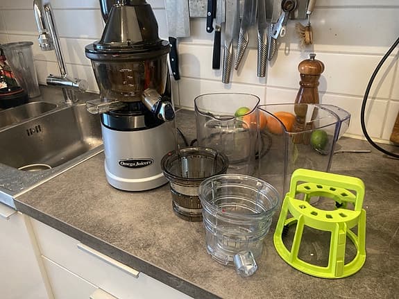 Omega juicepress med tillbehör