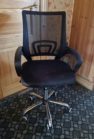 Svarta höj- o sänkbara kontorsstolar på hjul m armstöd