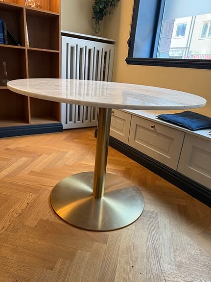 Actona matbord marmor och mässing