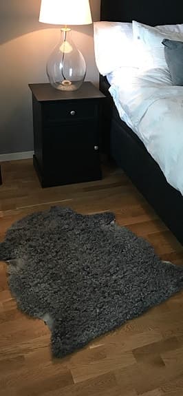 Gubi fårskinnsmatta grå