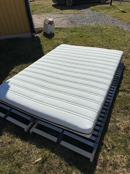 IKEA Malvik skummadrass med Lönset ribbotten vit och masrasskydd