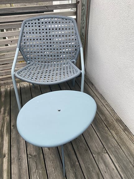 Trädgårdsstol och runt bord grå blått