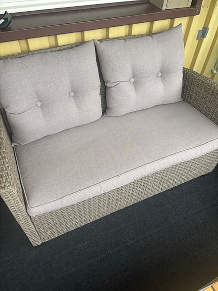 Utemöbelgrupp soffa fåtölj bord konstrotting beige träskiva