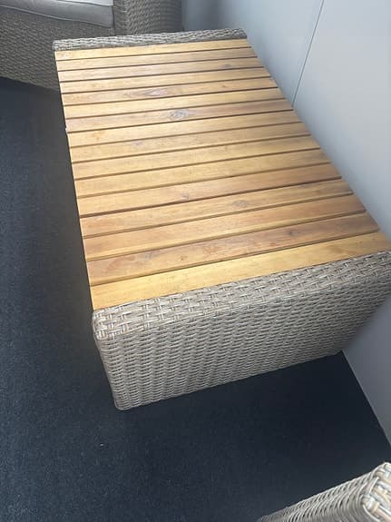 Utemöbelgrupp soffa fåtölj bord konstrotting beige träskiva