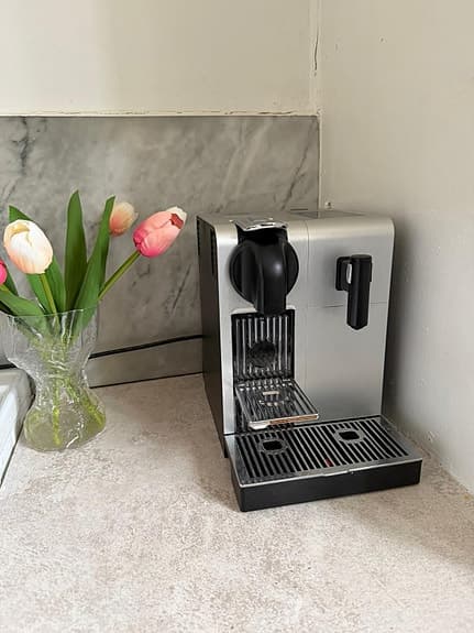 De'Longhi Nespresso Lattissima kaffemaskin krom