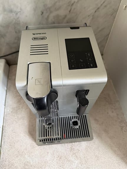 De'Longhi Nespresso Lattissima kaffemaskin krom
