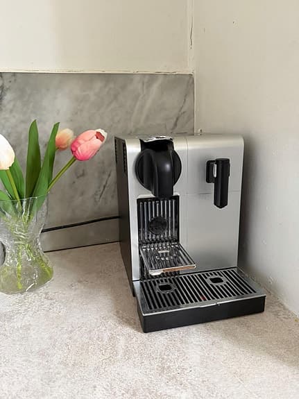 De'Longhi Nespresso Lattissima kaffemaskin krom