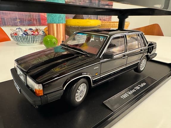 Volvo 760 Turbo skala 1:18 fabrikat: Triple 9