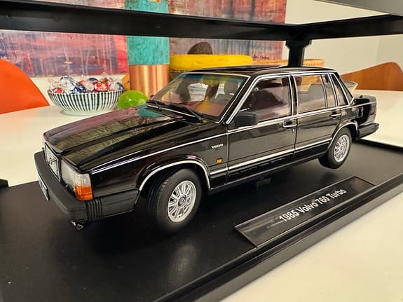 Volvo 760 Turbo skala 1:18 fabrikat: Triple 9
