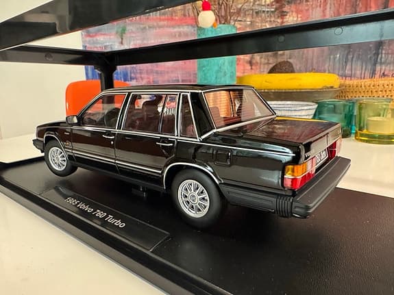 Volvo 760 Turbo skala 1:18 fabrikat: Triple 9