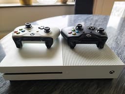 Microsoft Xbox One S spelkonsol vit med två handkontroller
