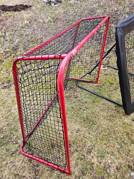 Fotbollstrainer och innebandymål.