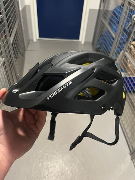 Säljer två stycken Yosemite Cykelhjälm MTB Mips!