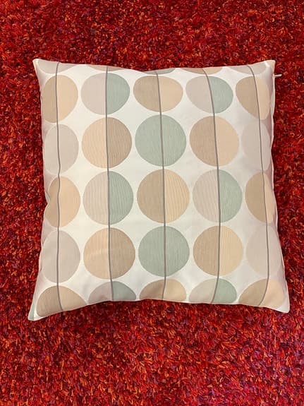 Mönstrad kudde, beige/grön (50x50 cm)