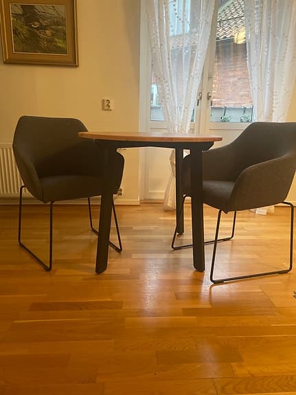 Två fina karmstolar med mera…