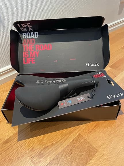 Fizik Aliante VS landsvägssadel 142 mm svart kolfiber