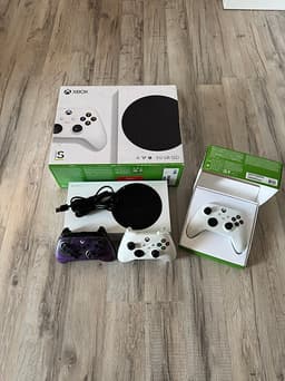 Xbox Series S med tillbehör.