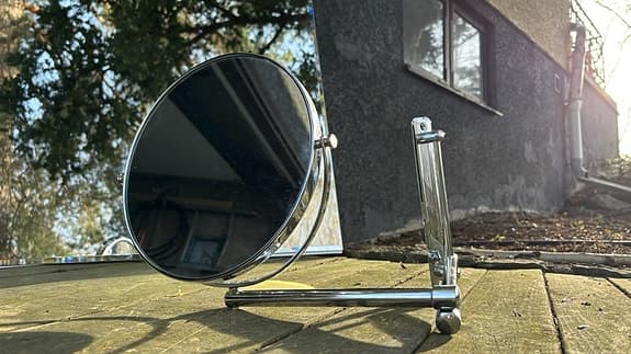 Sminkspegel på svängbar arm